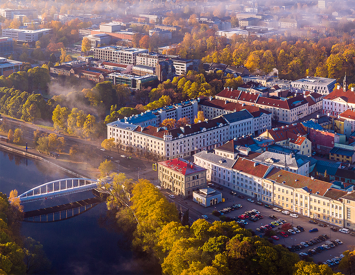 Ilmakuva Tartosta. Etualalla Emajoki.