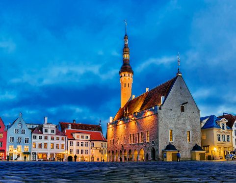 Tallinnan Raatihuoneentori iltahämärässä